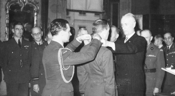  Prezydent Władysław Raczkiewicz nadaje odznaczenia wysokim oficerom lotnictwa brytyjskiego 11.06.1945 r.  