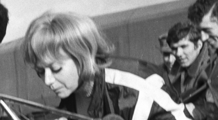  Krystyna Sienkiewicz i Janusz Michalewicz w filmie Andrzeja Konica "Motodrama" z 1971 roku.  