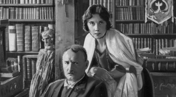  Jan Kasprowicz z żoną Marią w swojej bibliotece w willi "Harenda".  