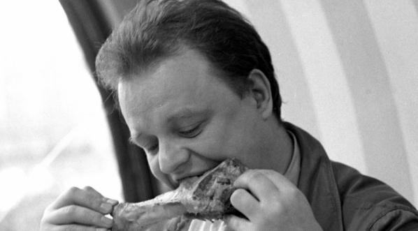  Stanisław Bareja w fimie Edwarda Skórzewskiego i Jerzego Hoffmana "Gangsterzy i filantropi - Alkoholomierz" z 1962 roku.  