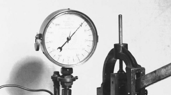  Aparatura do skraplania powietrza używana przez prof. Karola Olszewskiego.  