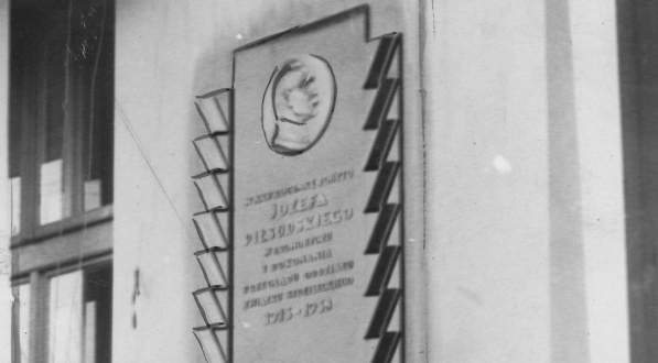  Odsłonięcie tablicy pamiątkowej ku czci marszałka Józefa Piłsudskiego w Drohobyczu na Domu Legionowo-Strzeleckim w listopadzie 1938 roku.  