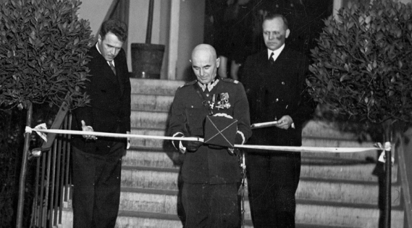  Otwarcie wystawy w Muzeum Narodowym w Warszawie dzieł Artura Grottgera pt "Pamięci A.Grottgera" oraz wystawy druków i rękopisów z okresu powstania styczniowego z okazji 75 rocznicy powstania w styczniu 1938 roku.  