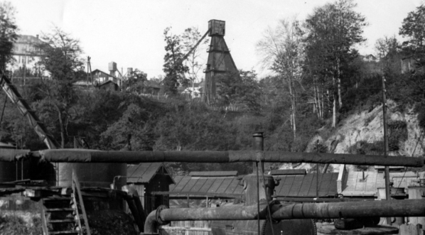  Szyby naftowe i rurociąg gazowy w Bitkowie.  