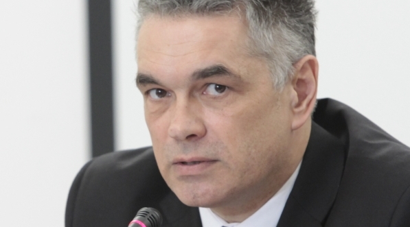  Prezes Janusz Kurtyka z publikacjami Instytutu Pamięci Narodowej.  