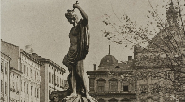  Lwów, Rynek, studnia z Amfitrytą. (fot. Adam Lenkiewicz)  