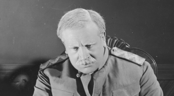  Bogusław Samborski jako generał Polenow w jednej ze scen filmu „Uroda życia”.  