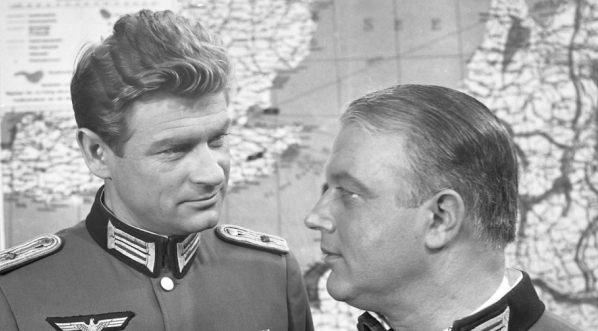  Stanisław Mikulski i Eliasz Kuziemski w serialu Andrzeja Konica "Stawka większa niż życie" (odc. "Hasło") z 1968 roku.  