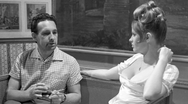  Andrzej Wajda i aktorka Beata Tyszkiewicz w 1965 roku podczas realizacji filmu "Popioły".  