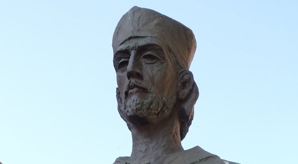  Pomnik Macieja Michowity przy bazylice kolegiackiej Grobu Bożego w Miechowie.  