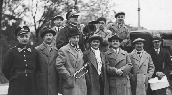  Ekipa filmu  "Ułani, ułani, chłopcy malowani" w  Warszawie w 1931 r.  