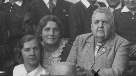  Maria Rodziewiczówna przed swoim domem w Hruszowie w otoczeniu nauczycieli i młodzieży z gimnazjum kupieckiego w Brześciu nad Bugiem w 1937 roku.  