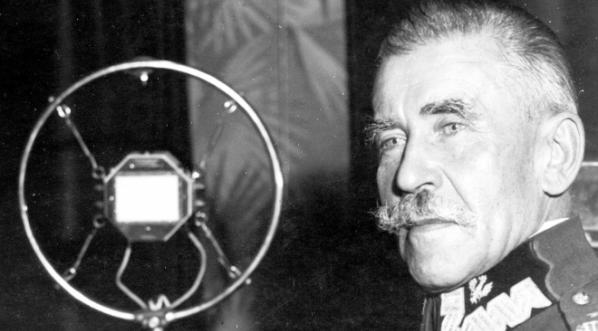  Generał Mariusz Zaruski w rozgłośni Polskiego Radia w Warszawie w październiku 1930 roku.  