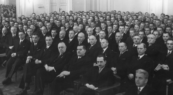  Uroczystość powitania nowo wstępujących do służby kolejowej i pożegnania odchodzących na emeryturę pracowników w sali Resursy Obywatelskiej w Warszawie 24.10.1936 r.  