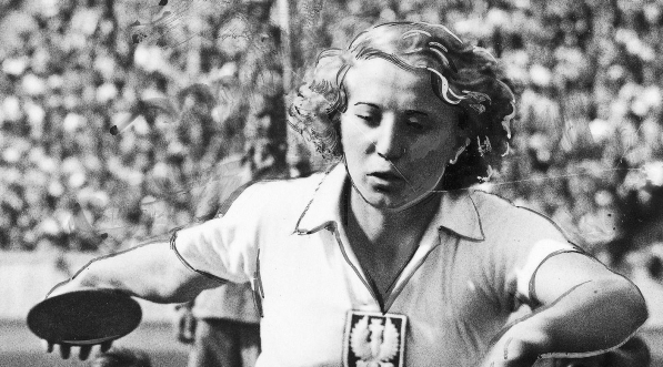  Jadwiga Wajsówna w rzucie dyskiem na zawodach lekkoatletycznych w Berlinie w sierpniu 1937 roku.  