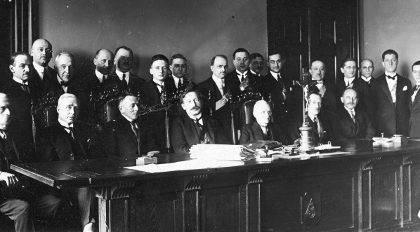  Uroczystość zaprzysiężenia przez Radę Izby Adwokackiej w Warszawie nowych adwokatów w marcu 1926 roku.  