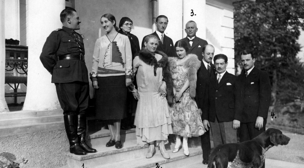  Gen. Tadeusz Piskor w grupie osób w Truskawcu.  