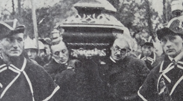  Trumna Władysława Strzeleckiego na barkach najbliższych współpracowników.  
