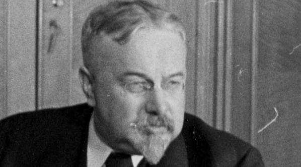  Stanisław Stroński - minister informacji i dokumentacji, za biurkiem w gabinecie.  