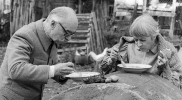  Danuta Szaflarska i Edward Dziewoński w filmie Tadeusza Konwickiego "Dolina Issy" z 1982 roku.  