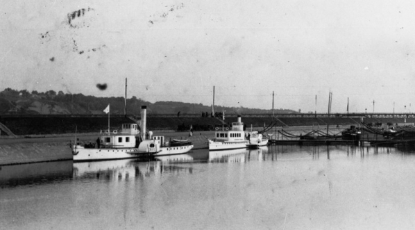  Ogólny widok portu handlowego na Wiśle w Płocku.  