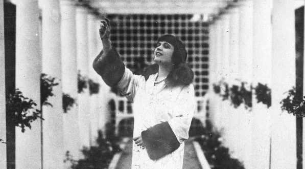  Aktorka Pola Negri w swoim domu w Bevery Hills w Kalifornii.  