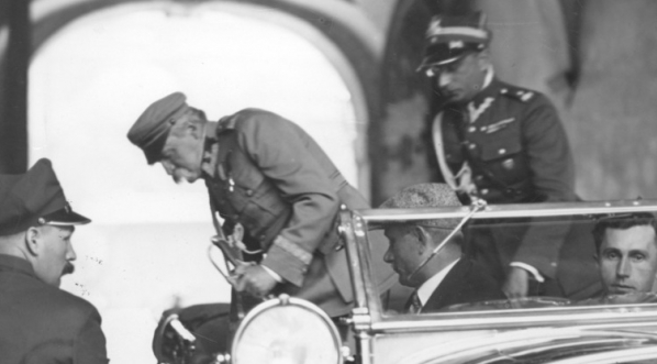  Przybycie samochodem marszałka Józefa Piłsudskiego na uroczystość zaprzysiężenia rządu premiera Aleksandra Prystora (fot. Jan Binek, 27 maja 1931 r.)  