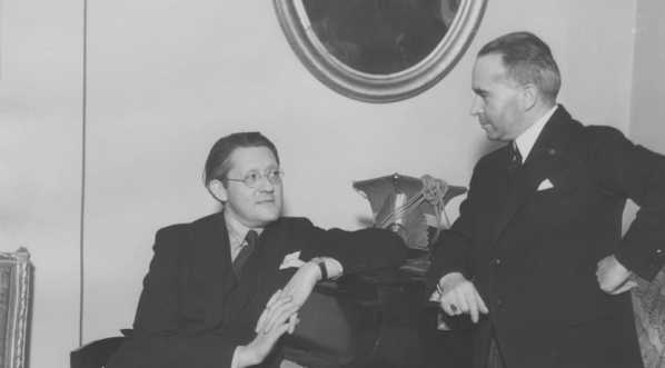  Artur Rodziński (z lewej) - dyrygent, dyrektor orkiestry w Clevland, w towarzystwie konsula generalnego RP w Nowym Jorku Mieczysława Marchlewskiego.  