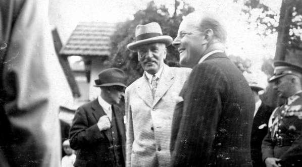  Prezydent RP  Ignacy Mościcki (w jasnym garniturze) z wizytą u ordynata Alfreda Potockiego (stoi bokiem)  (lipiec 1929 r.)  
