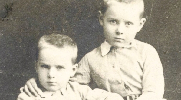  Brygadier Józef Piłsudski w wieku lat 6 z bratem.  