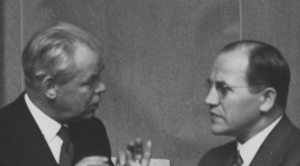  Rektor Akademii Sztuk Pięknych w Warszawie profesor Wojciech Jastrzębowski (z lewej) podczas rozmowy z posłem nadzwyczajnym i ministrem pełnomocnym Litwy w Polsce Kazysem Stirpą (z prawej), Warszawa 4.06.1938 r.  