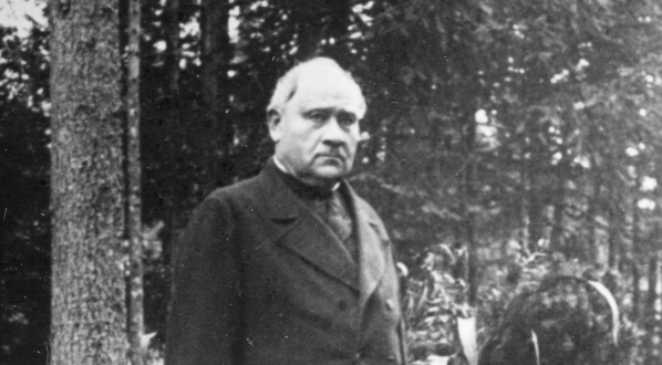  Ksiądz Józef Stolarczyk w ogrodzie.  