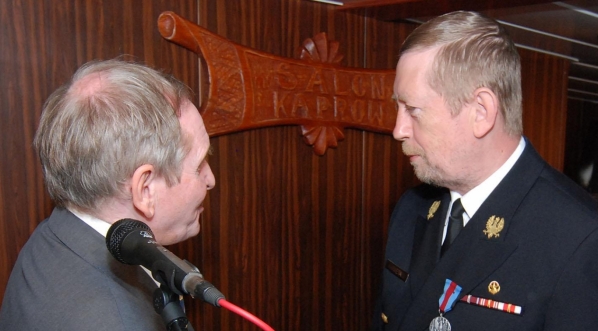  Odznaczenie dowódcy Marynarki Wojennej wiceadmirała Andrzeja Karwety medalem „Pro Memoria”   na pokładzie okrętu-muzeum ORP „Błyskawica”  28.06.2008 r.  