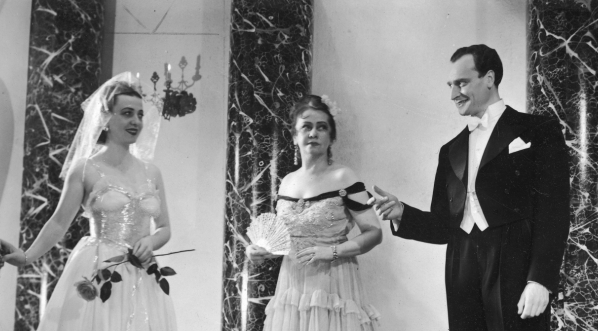  Przedstawienie „Julia kupuje sobie dziecko” w Teatrze Malickiej w Warszawie w 1939 roku.  