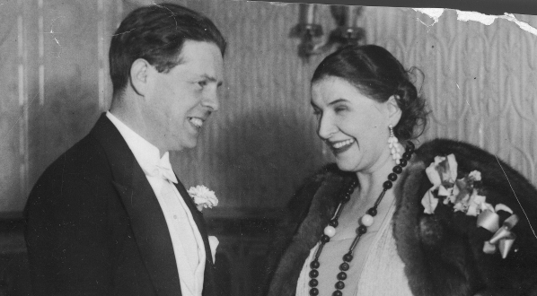  Ryszard Ordyński gratuluje śpiewaczce Gannie Walskiej po koncercie w Nowym Jorku.  