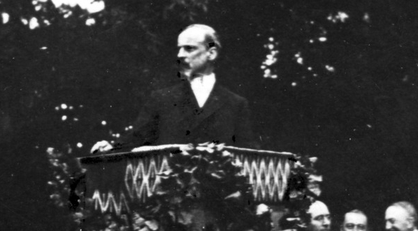  Henryk Sienkiewicz przemawia podczas odsłonięcia pomnika Juliusza Słowackiego w Miłosławiu (poznańskie). (1899 r.)  