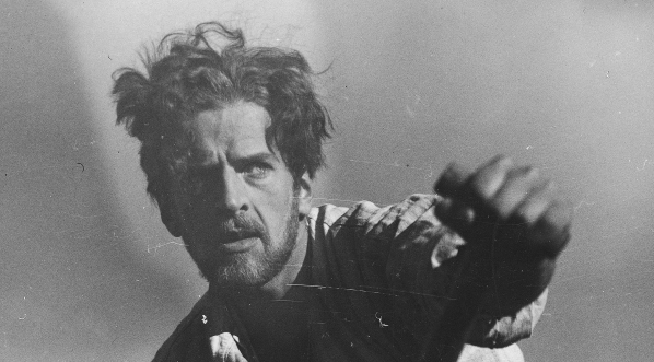  Zbigniew Staniewicz jako Zbig na łodzi w jednej ze scen filmu „Dzikie pola”.  