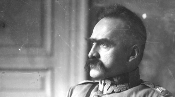  Józef Piłsudski - marszałek Polski. Fotografia portretowa z profilu. (fot. Z. Garzyński ,  1920 - 1935  r.)  