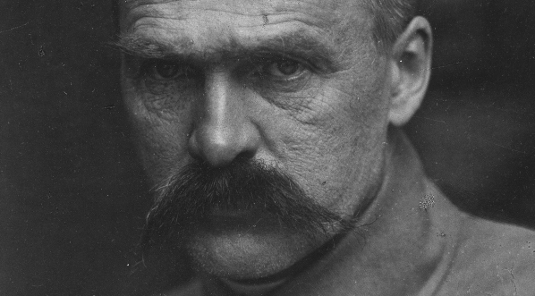  Józef Piłsudski, marszałek Polski i premier RP - fotografia portretowa z szablą.  