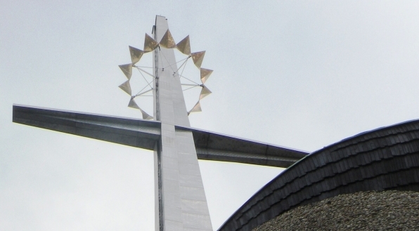  Krzyż nad Arką Pana (kościołem pw. Matki Bożej Królowej Polski w Nowej Hucie).  