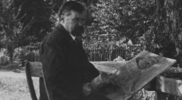  Artysta malarz i rzeźbiarz Ludwik Konarzewski podczas wykonywania płaskorzeźby.  