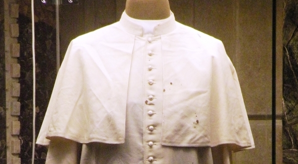  Sutanna ze śladami krwi, w którą ubrany był papież Jan Paweł II 13 maja 1981 roku, w czasie zamachu na Placu św. Piotra.  