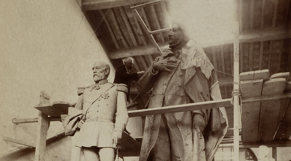  Wnętrze pracowni rzeźbiarskiej Cypriana Godebskiego w Carrarze - artysta pracujący nad pomnikiem Adama Mickiewicza dla Warszawy.  