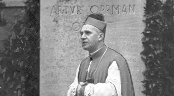  Poświęcenie nagrobka Artura Oppmana przez biskupa Niemirę w 5 rocznicę śmierci poety, grudzień 1936 r.  