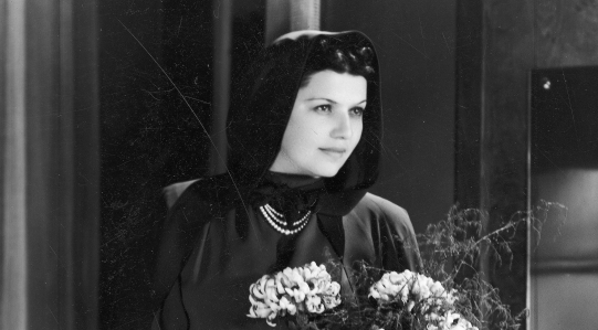  Irena Grywińska w przedstawieniu "By rozum był przy młodości" w Teatrze Kameralnym w Warszawie w 1938 roku.  