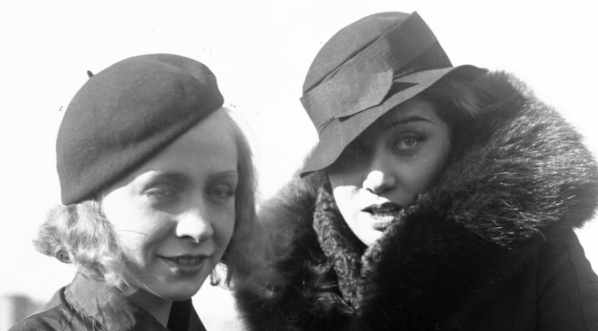  Jadwiga Andrzejewska i Irena Eichlerówna w Krakowie w 1933 roku.  