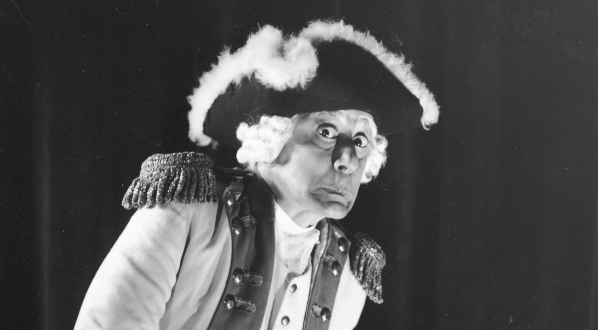  Fryderyk Jarossy parodiuje Ludwika Solskiego w roli króla Fryderyka II w jednym z programów w Teatrze "Cyrulik Warszawski" w styczniu 1936 roku.  
