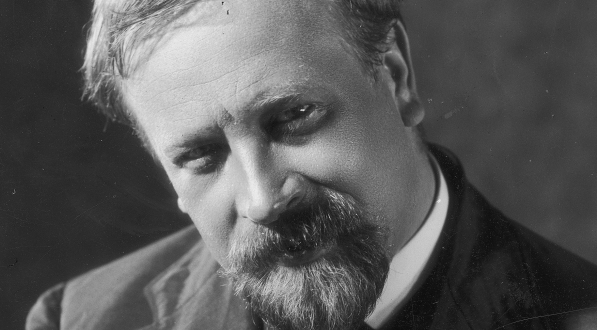  Bogusław Samborski jako kasjer Hieronim Piewankiewicz w jednej ze scen filmu "Niebezpieczny romans". .  