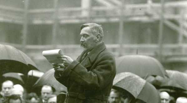  Stanisław Grabski przemawiający na pogrzebie Stefana Żeromskiego.  