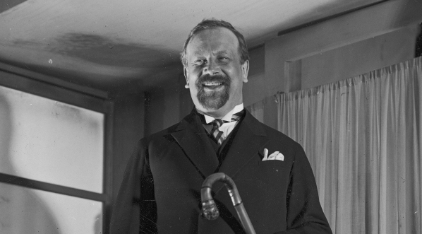  Bogusław Samborski jako kasjer Hieronim Śpiewankiewicz w jednej ze scen filmu ”Niebezpieczny romans”.  